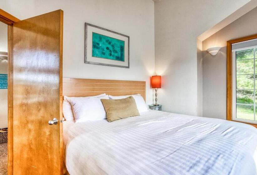 Отель Beaches Inn | Sand Dune Townhouse