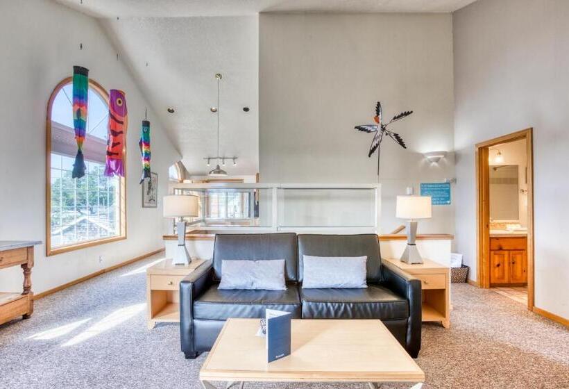 Отель Beaches Inn | Sand Dune Townhouse