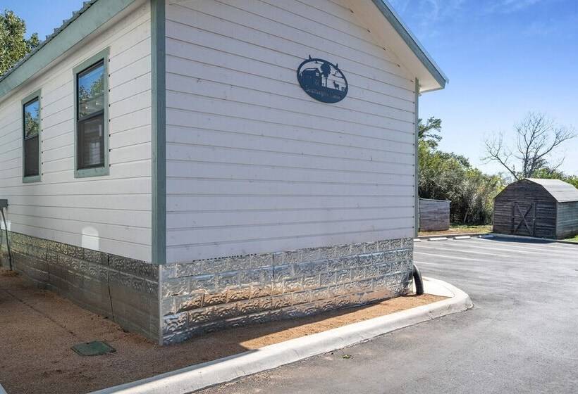 ペンション Fancy Cabin Right On Main St!