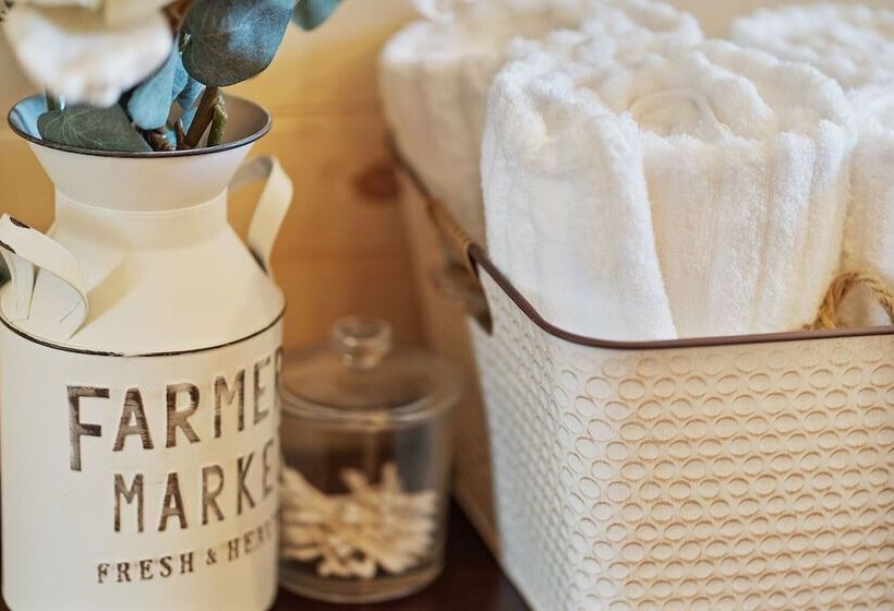 ペンション Fancy Cabin Right On Main St!