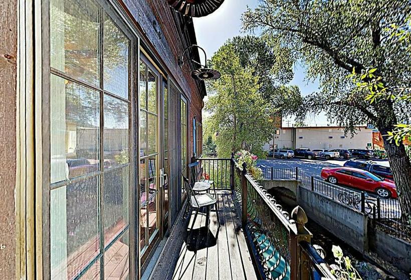 ホテル Soda Creek Retreat