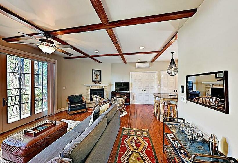 ホテル Soda Creek Retreat