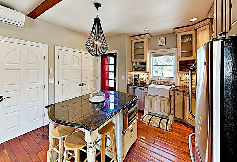 ホテル Soda Creek Retreat