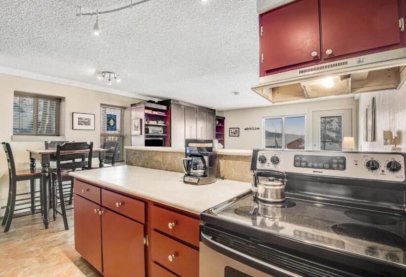 فندق Stover S Outpost