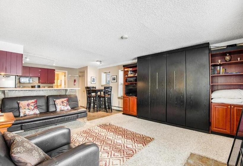 فندق Stover S Outpost