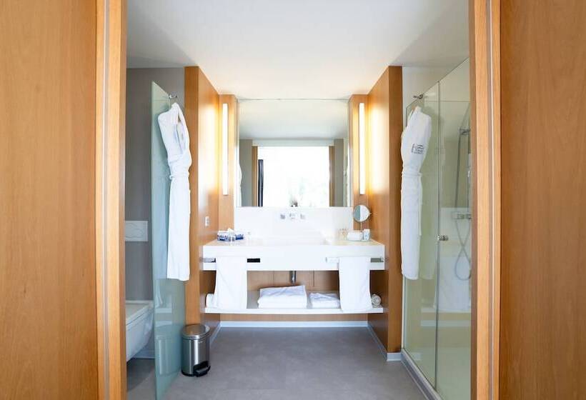 هتل Chateau Royal Beach Resort & Spa, Noumea