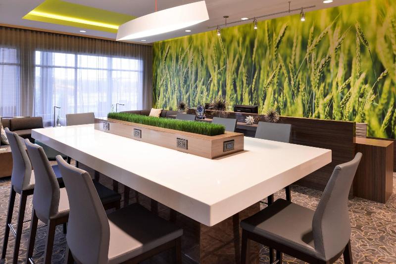 ホテル Courtyard By Marriott Saskatoon Airport