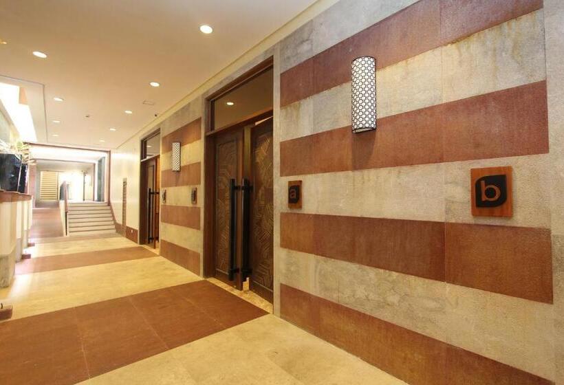 Hotel Crown Regency Beach Resort