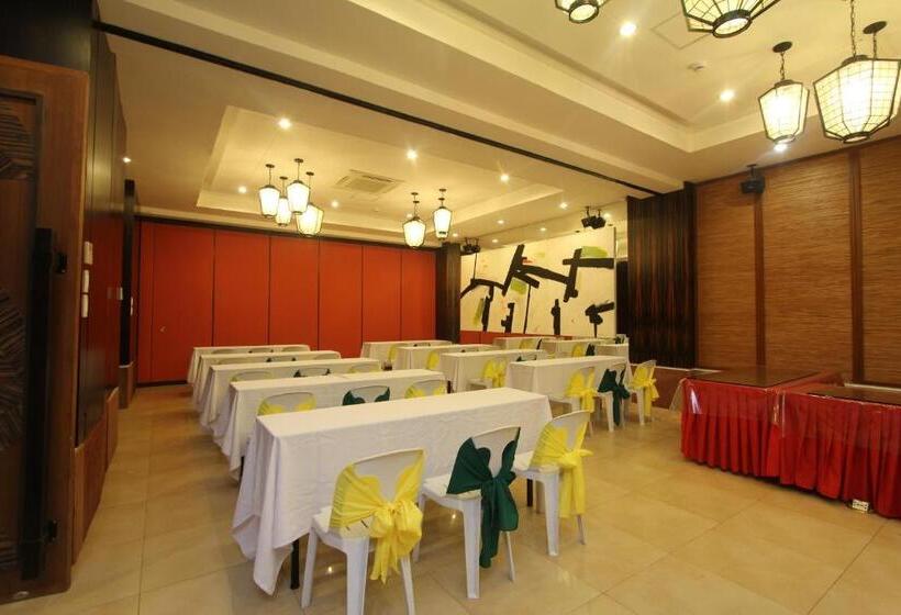 Hotel Crown Regency Beach Resort