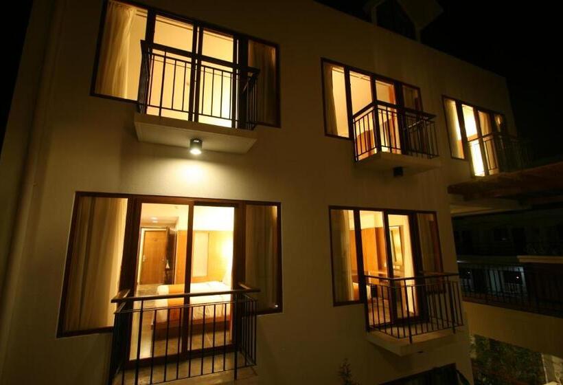 Hotel Crown Regency Beach Resort