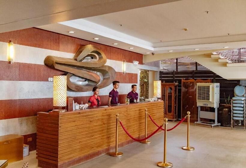 Hotel Crown Regency Beach Resort