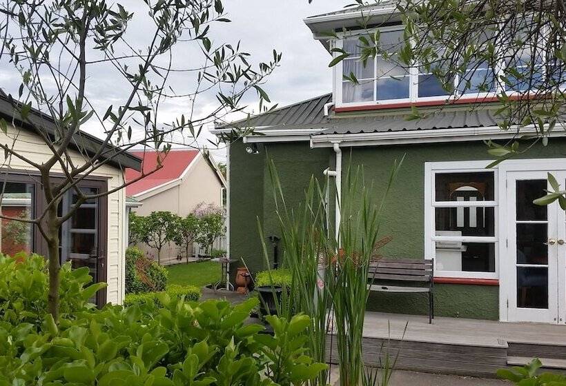 Отель Designer Cottage B&b