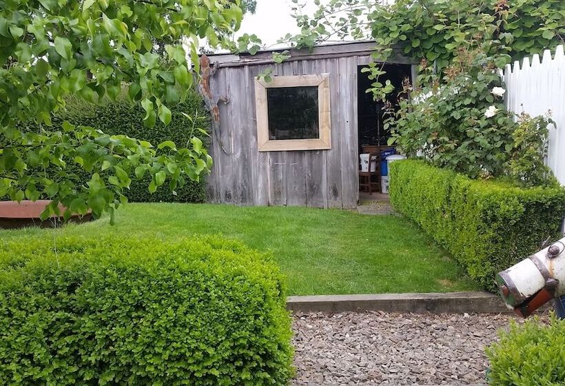 Отель Designer Cottage B&b