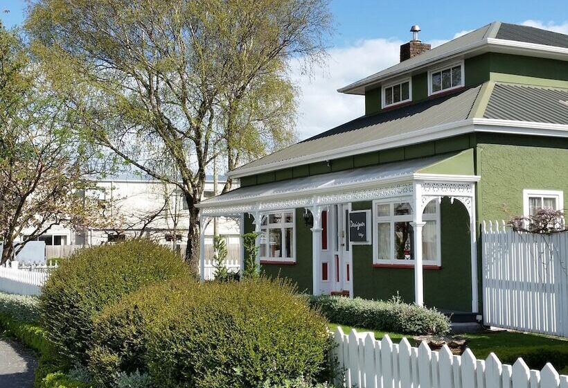 Отель Designer Cottage B&b