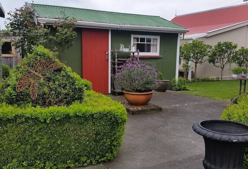 Отель Designer Cottage B&b