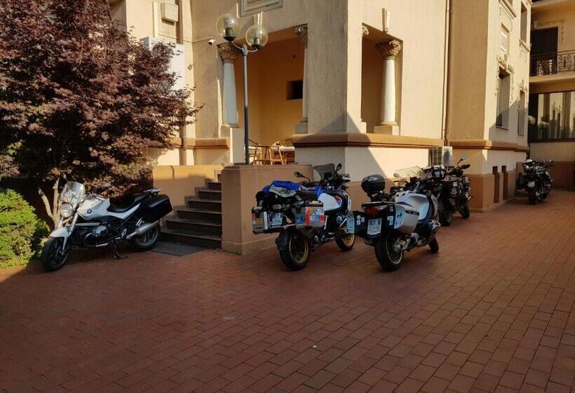 בית מלון כפרי Golden House