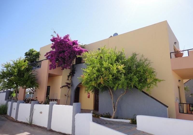 בית מלון כפרי Pergamos Village