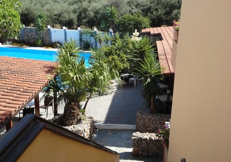 בית מלון כפרי Pergamos Village