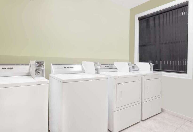 فندق Ramada By Wyndham Carlyle