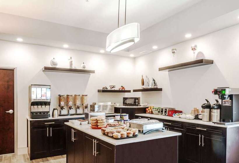 בית מלון כפרי Ramada By Wyndham Moose Jaw