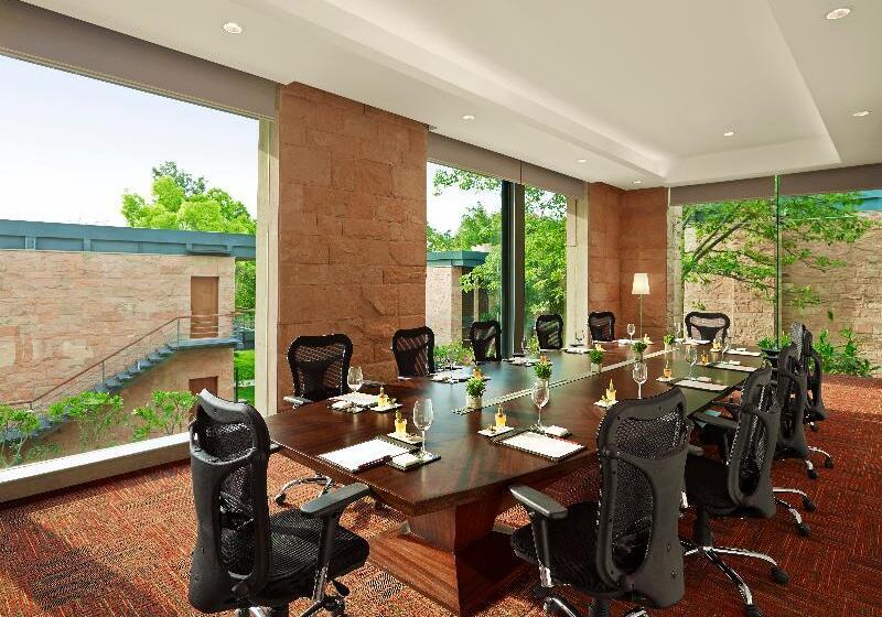 בית מלון כפרי Taj Damdama Lake Resort & Spa, Gurugram