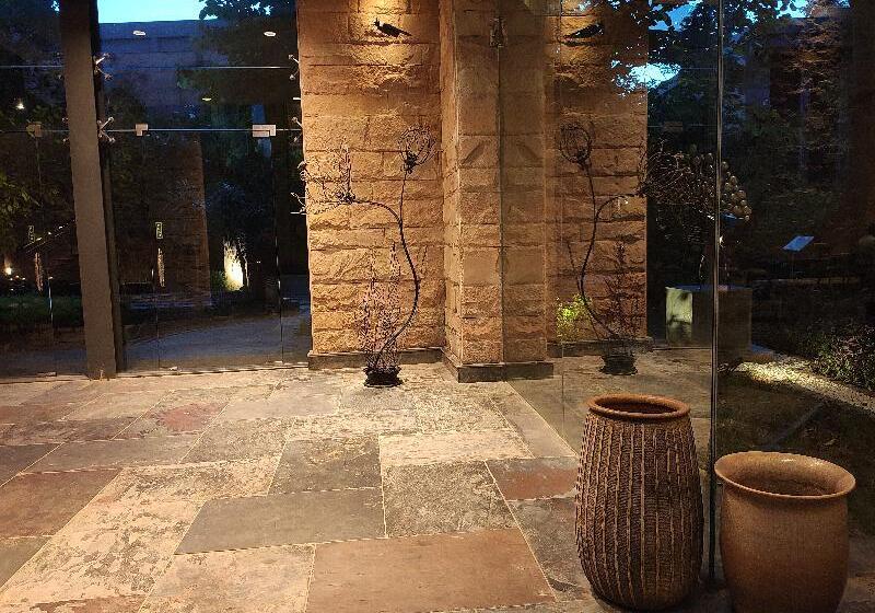 בית מלון כפרי Taj Damdama Lake Resort & Spa, Gurugram