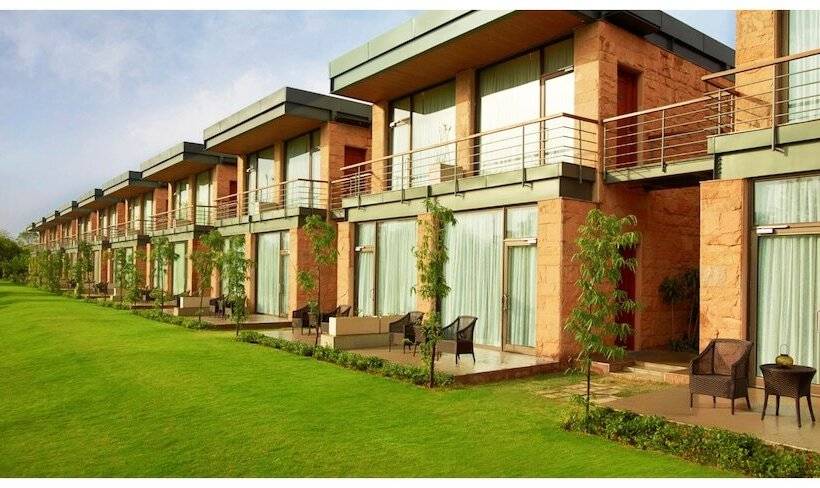 בית מלון כפרי Taj Damdama Lake Resort & Spa, Gurugram