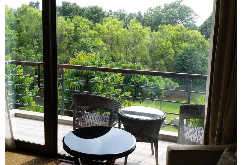 בית מלון כפרי Taj Damdama Lake Resort & Spa, Gurugram