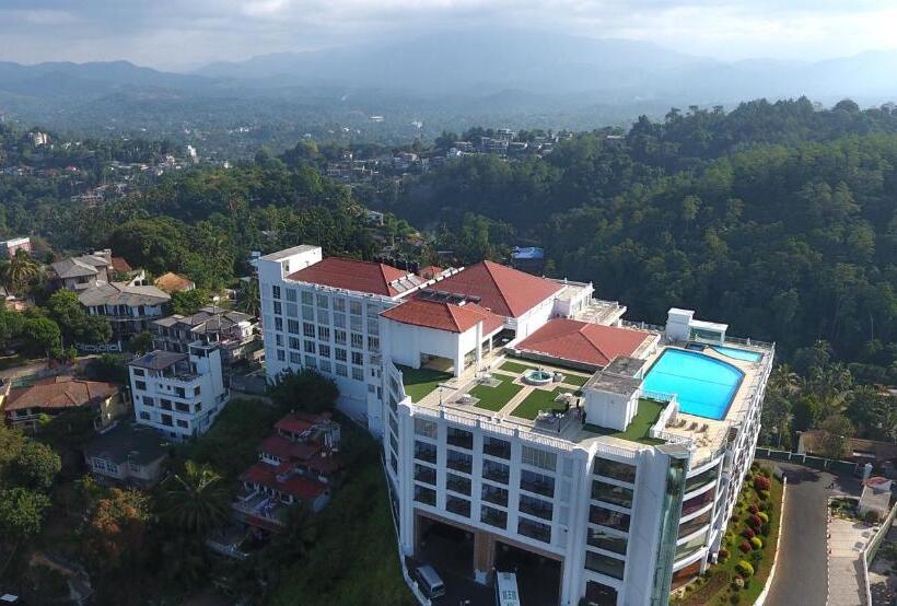 Отель The Grand Kandyan