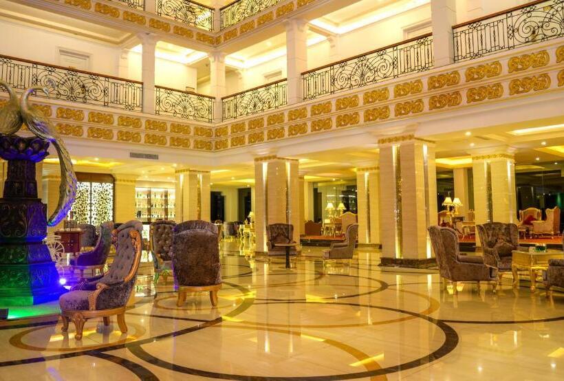 Отель The Grand Kandyan