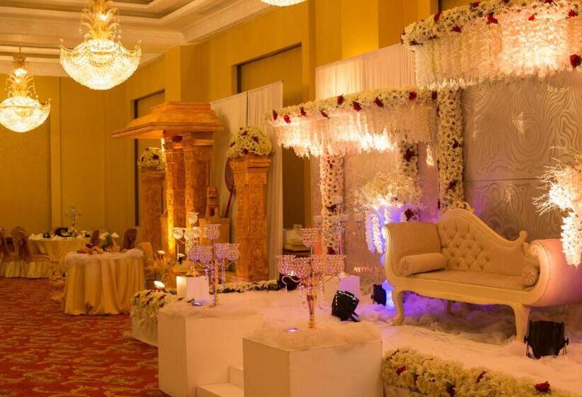 Отель The Grand Kandyan
