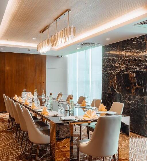 هتل The Peninsula Chittagong Limited