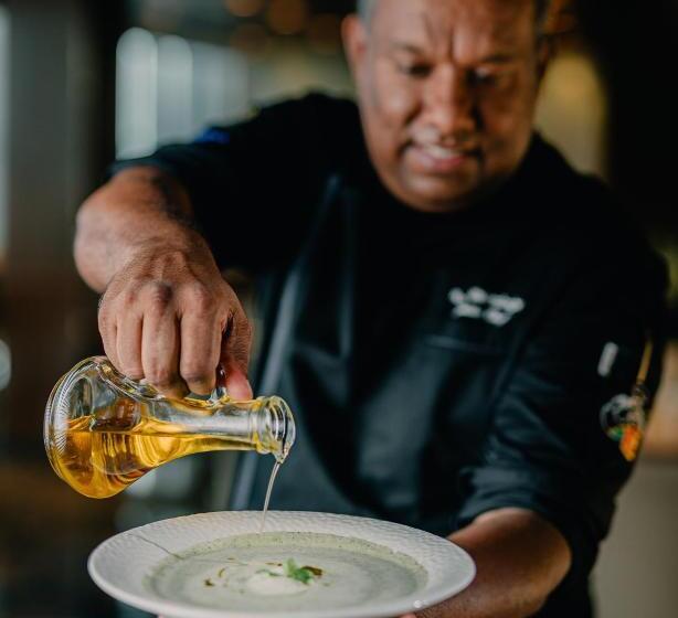 هتل The Peninsula Chittagong Limited