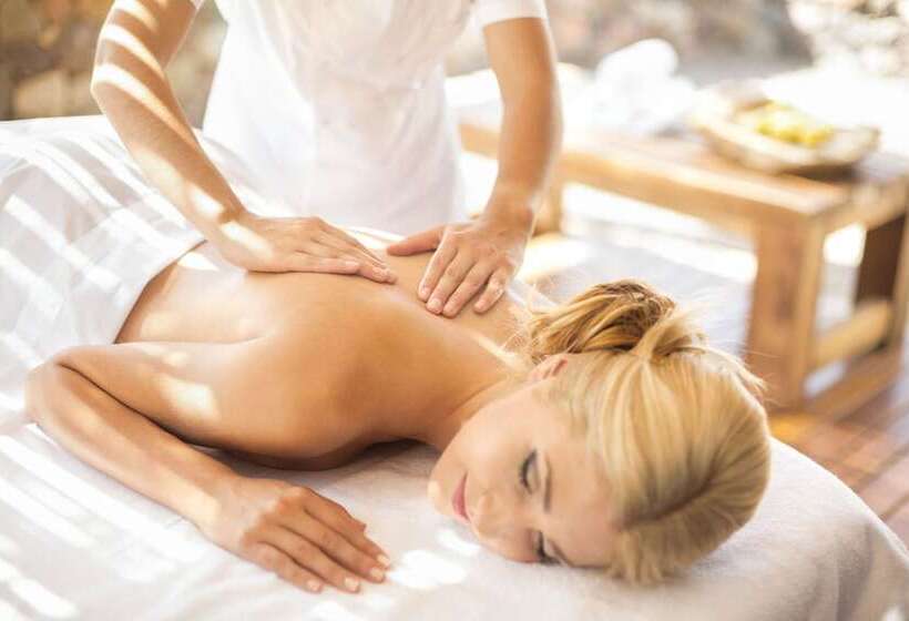 Otel The Vines Resort & Spa