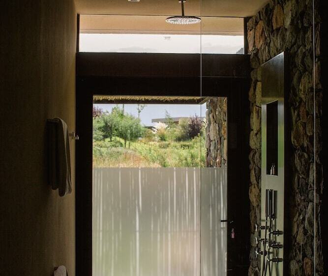 Otel The Vines Resort & Spa