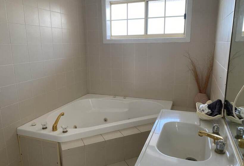 The Major Mitchell Motel