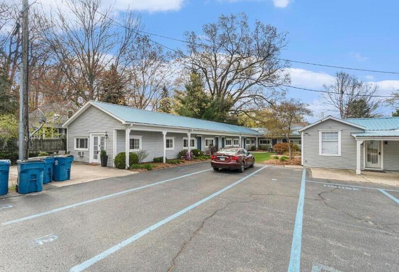 Отель Arrowhead Resort