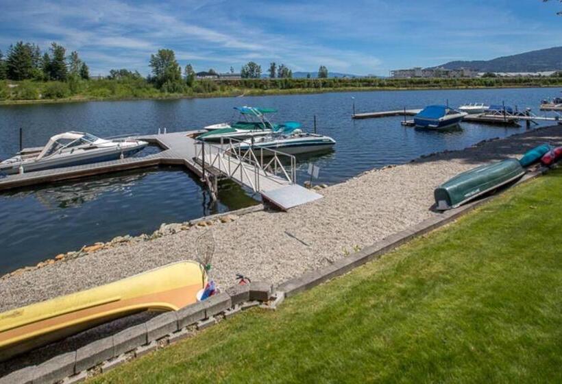 فندق Driftwood Waterfront Gem