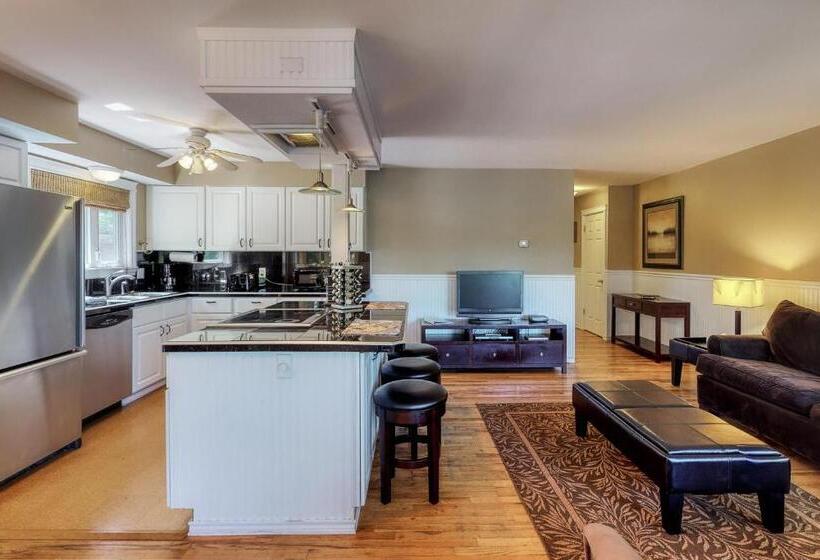 فندق Driftwood Waterfront Gem