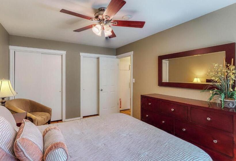 فندق Driftwood Waterfront Gem