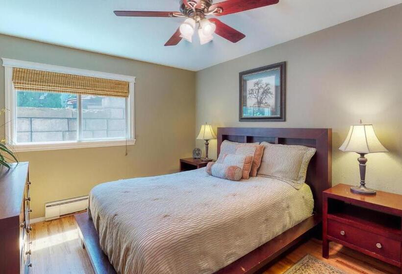 فندق Driftwood Waterfront Gem