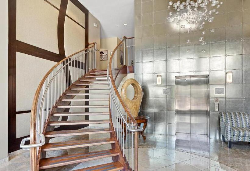 هتل The Airplane Hangar