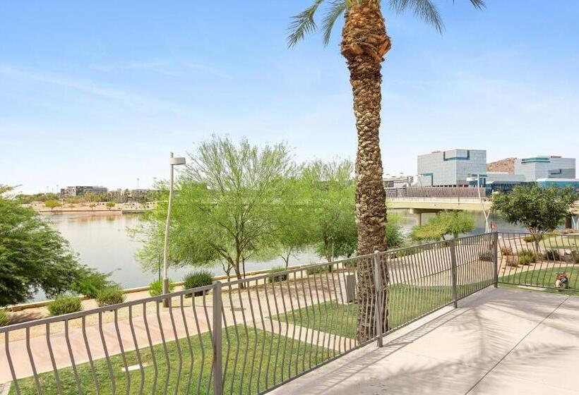 هتل The Airplane Hangar