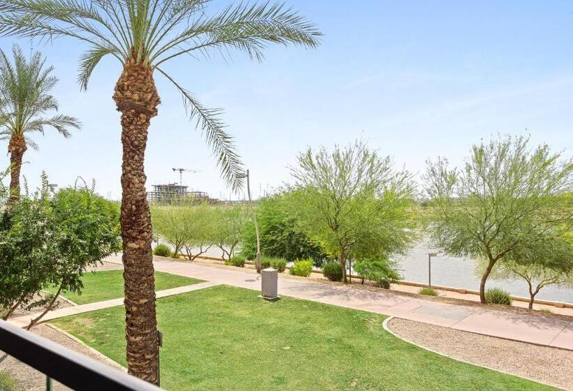 هتل The Airplane Hangar