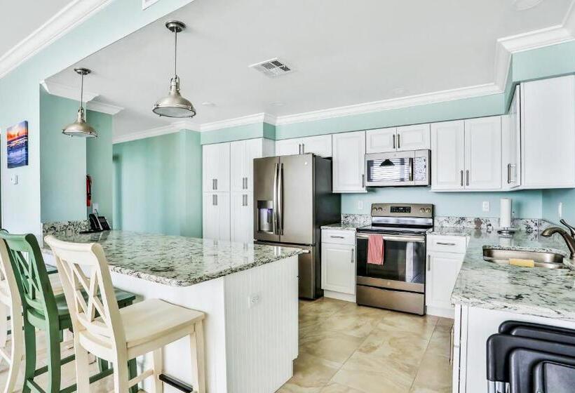 فندق Top Floor At The Shores