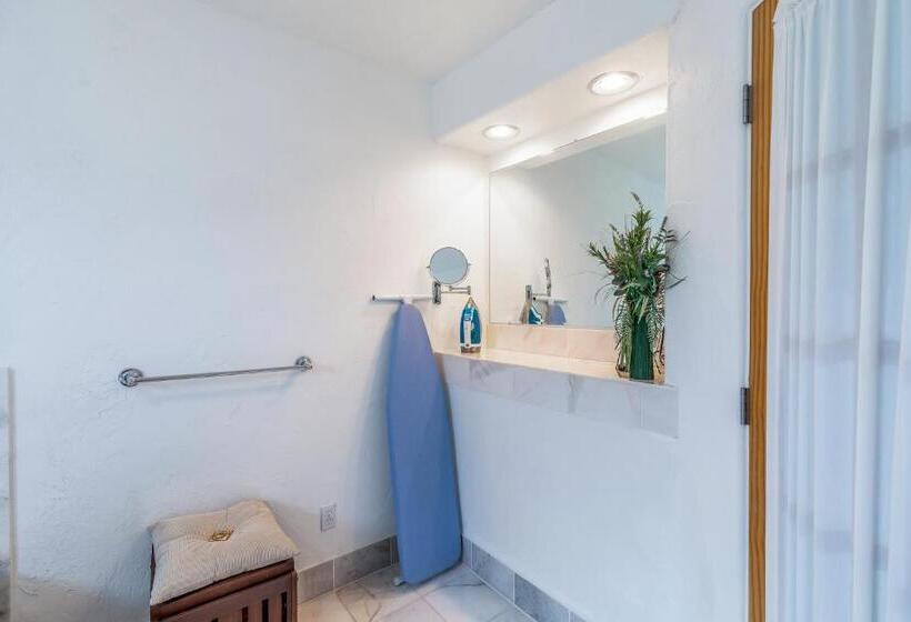 Отель Sunny Cozy Condo