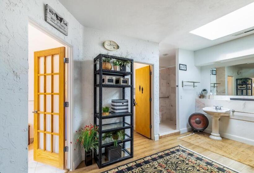 Отель Sunny Cozy Condo