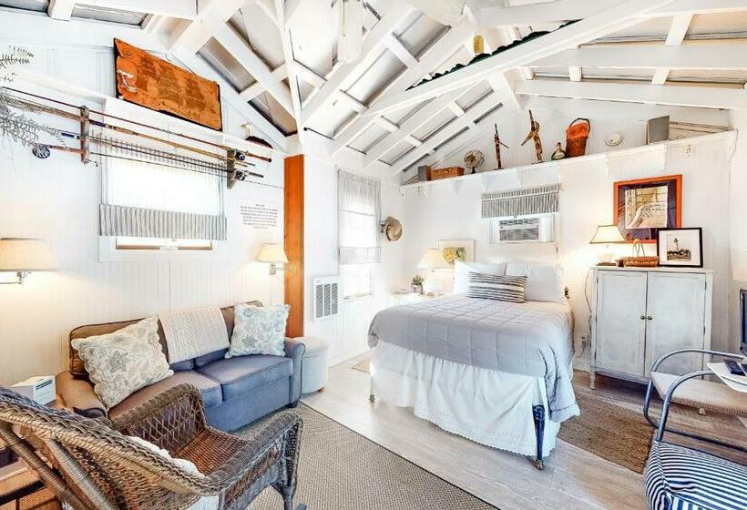 هتل Baby Breezy Tree House