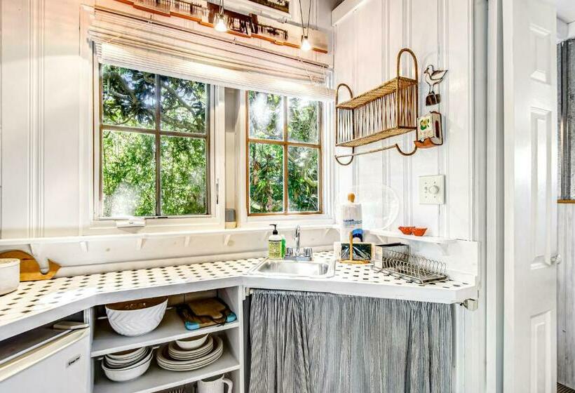 هتل Baby Breezy Tree House