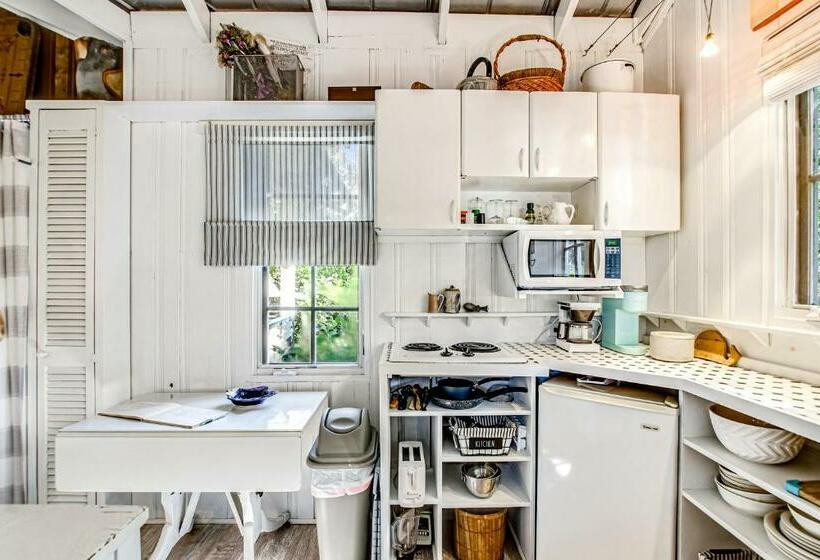 هتل Baby Breezy Tree House